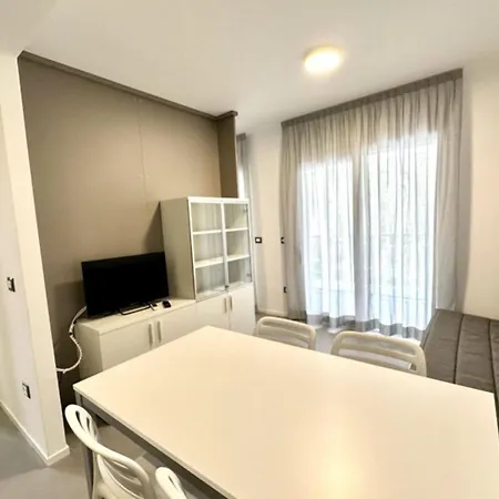 Pool Flat 400m From * 비비오네