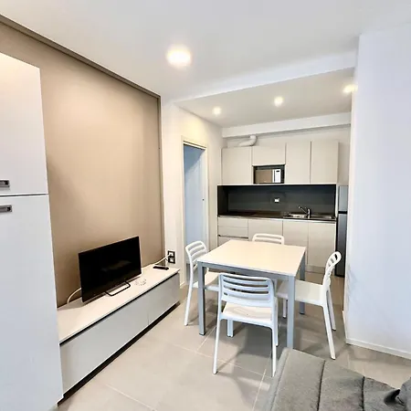 Pool Flat 400m From 비비오네