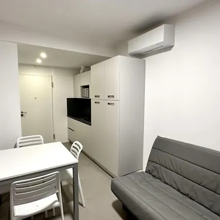 Pool Flat 400m From 비비오네