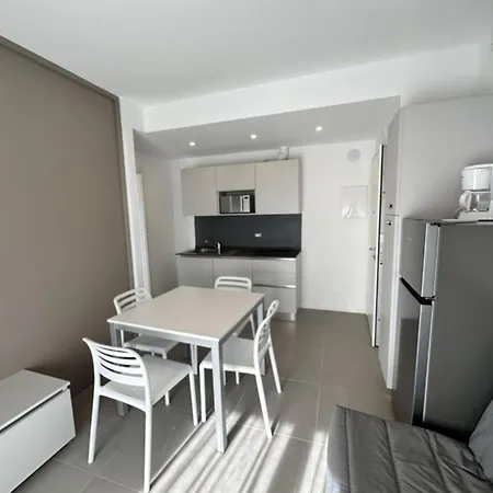 Pool Flat 400m From