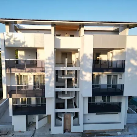 Pool Flat 400m From * 비비오네